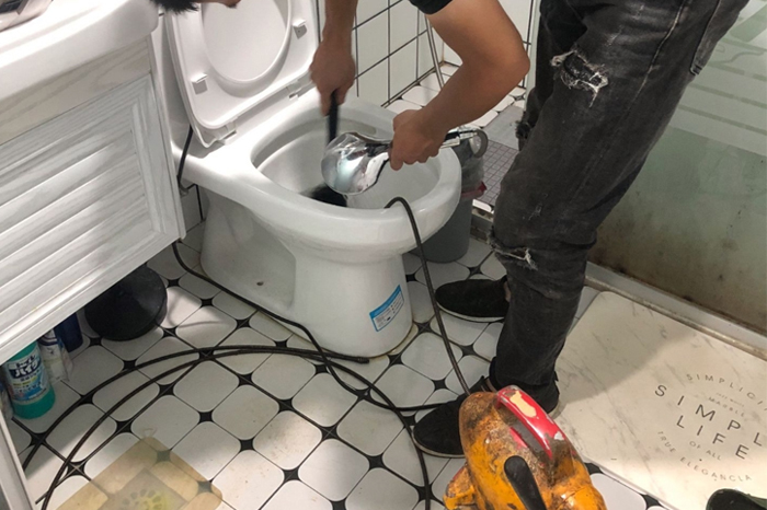 高州马桶堵塞自己疏通还是找师傅？专业上门服务让你省时更省心